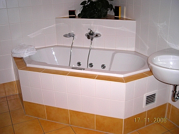 Komfort-Badewanne mit Whirlpool von Hefenbrock in Wittstock